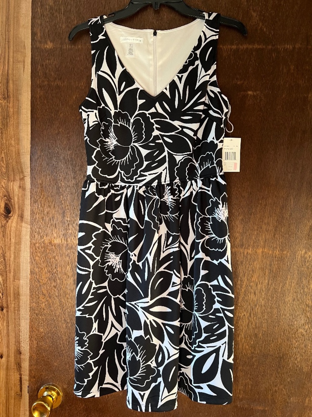 London Times Sleeveless V-Neck Fit & Flare Floral Dress Black White Pockets Size